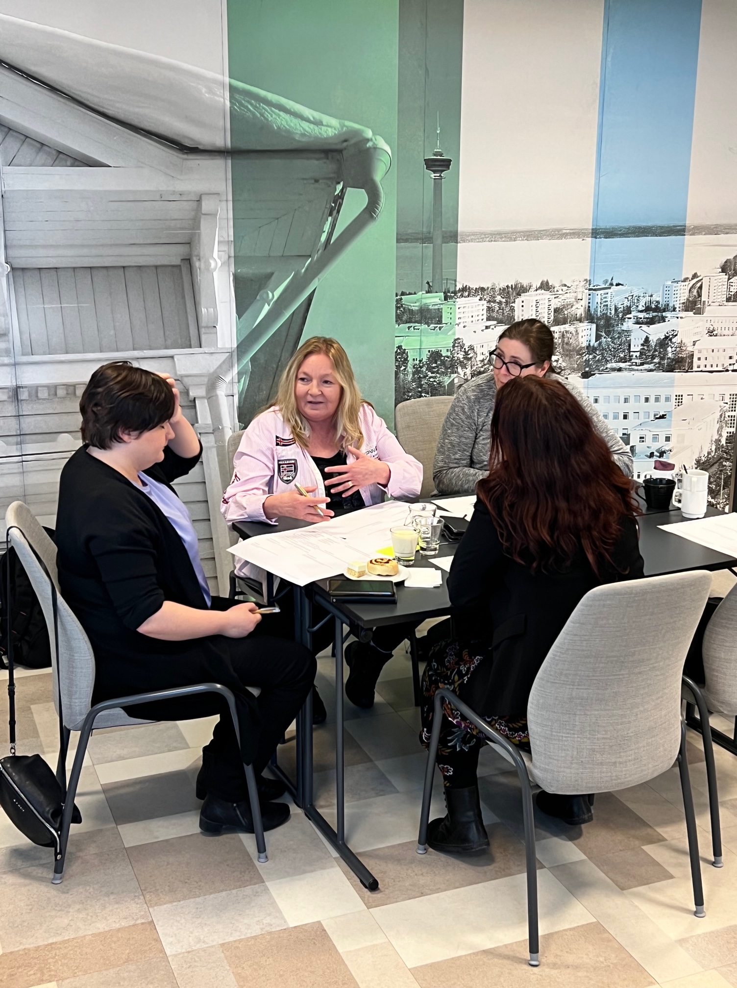 TE-toimisto Pirkanmaan yritysasiantuntijat työpajassa työnantajakuvaa rakentamassa yhdessä Proinnon kanssa Tampereen Scandic Station Hotellissa.
