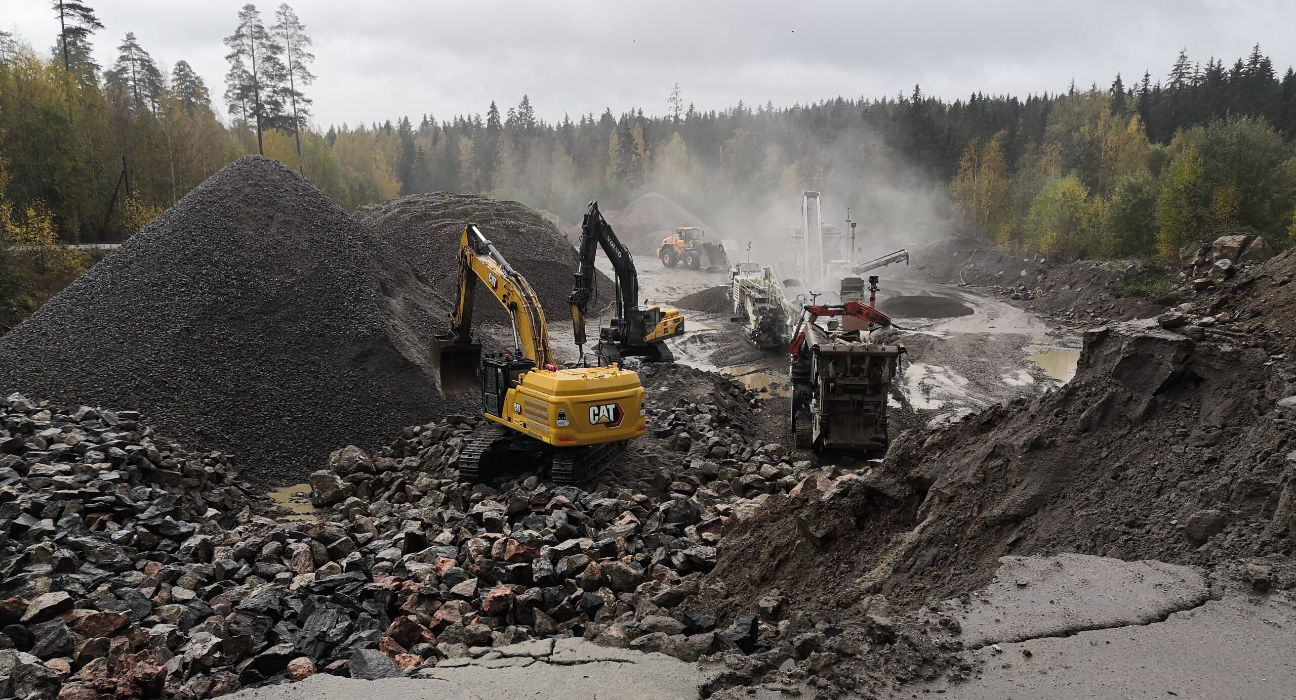 Kivenmurskaustyömaa syksyisessä maisemassa, Salpamaa Oy vastuullisuusstrategian mukainen toiminta.