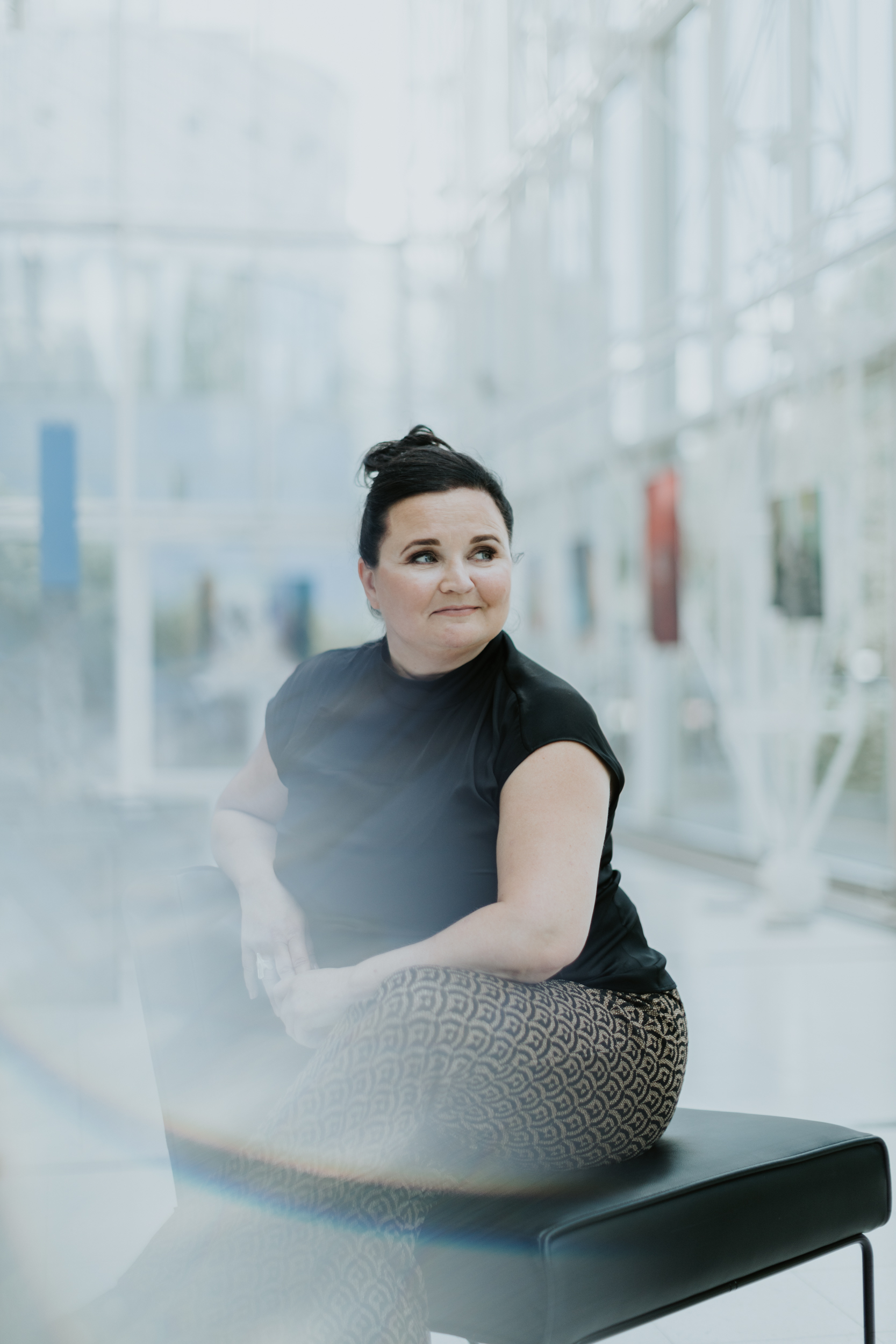 Johtaja katsoo eteenpäin pehmeässä valossa. Kuva symboloi toivoa ja suunnan etsimistä epävarmuuden keskellä – toivon johtamista, joka rakentaa luottamusta ja yhteistä etenemistä.