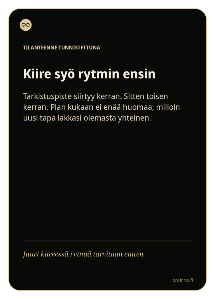 Kiire syö rytmin ensin
Tarkistuspiste siirtyy kerran. Sitten toisen kerran. Pian kukaan ei enää huomaa, milloin uusi tapa lakkasi olemasta yhteinen tapa.